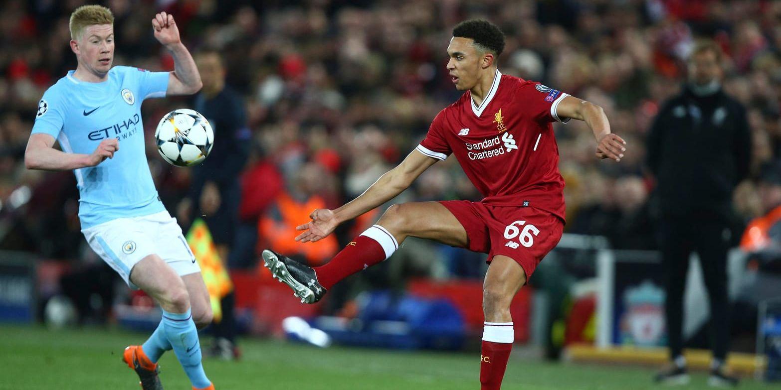 Manchester Citys Kevin De Bruyne i duell med Liverpools Trent Alexander-Arnold i onsdagskvällens kvartsfinal i Champions League.