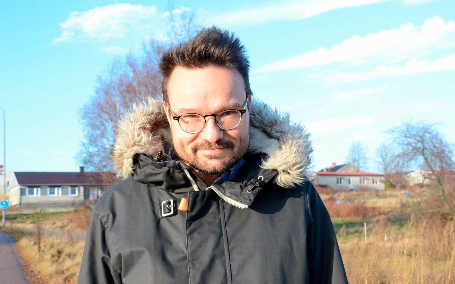 Matti Johansson, 43 år, Halmstad, jobbar i Falkenberg  Vad har du för nyårslöfte? “Det är nog att äta bättre och motionera, den klassiska. Det står alltid på topp.” Hur ska du fira nyår? “Jag ska fira med familjen i Halmstad där jag bor.” Vad hoppas du på av 2017? “Att samhället och världen blir en lite bättre plats att leva på. Det har varit ganska dystert de senaste åren.“