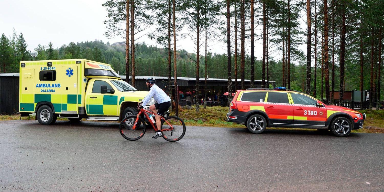 Den djurskötare vid Orsa Rovdjurspark som tidigare i dag blev angripen av en björn har avlidit av sina skador, enligt flera medier.