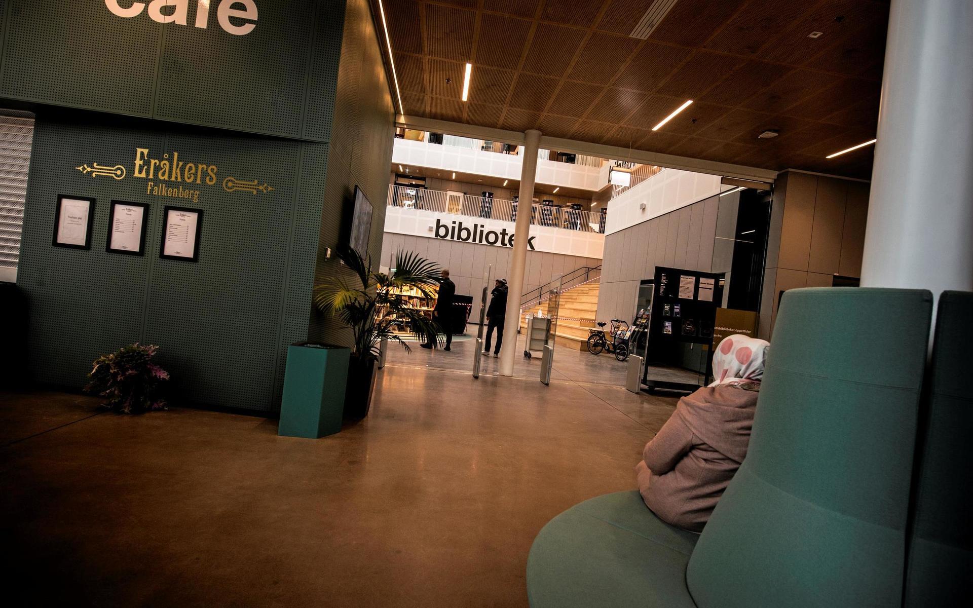 Biblioteket är numera öppet bara för lån och återlämning. Gymnasieeleverna har tillgång till grupprum och sina lokaler som vanligt.