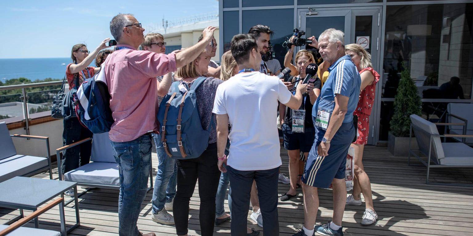 Landslagschefen Lasse Richt svarar på journalisternas frågor på spelarhotellet i Gelendzjik.