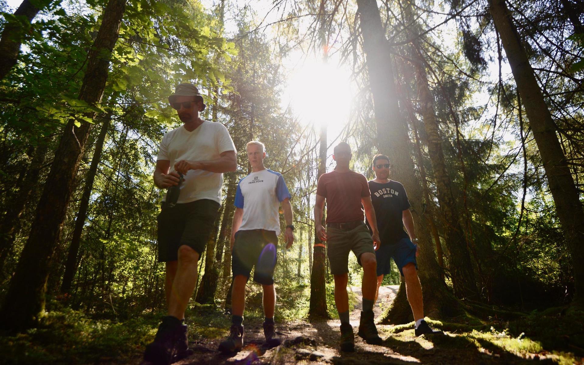 De fyra kompisarna Lars Eriksson, Niklas Hansson, Peter Bernroth och Anders Johansson vandrar en liten bit av Hallandsleden, som fått ett stort uppsving under coronasommaren.