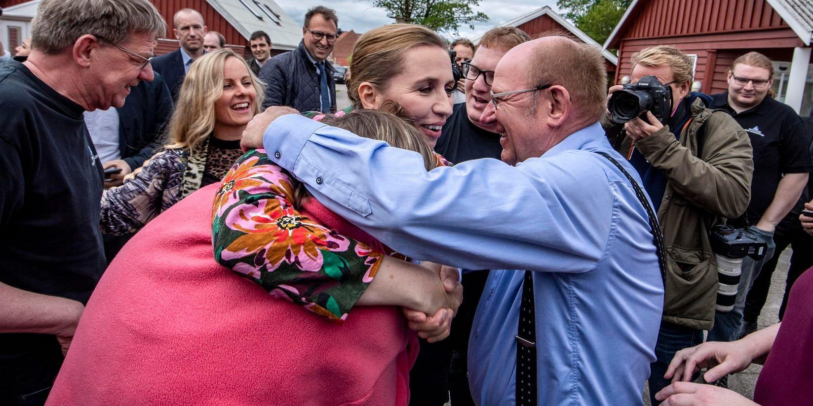 Det blir kramkalas när danska S-ledaren Mette Frederiksens kampanjbuss stannar i Faxe några mil söder om Köpenhamn.