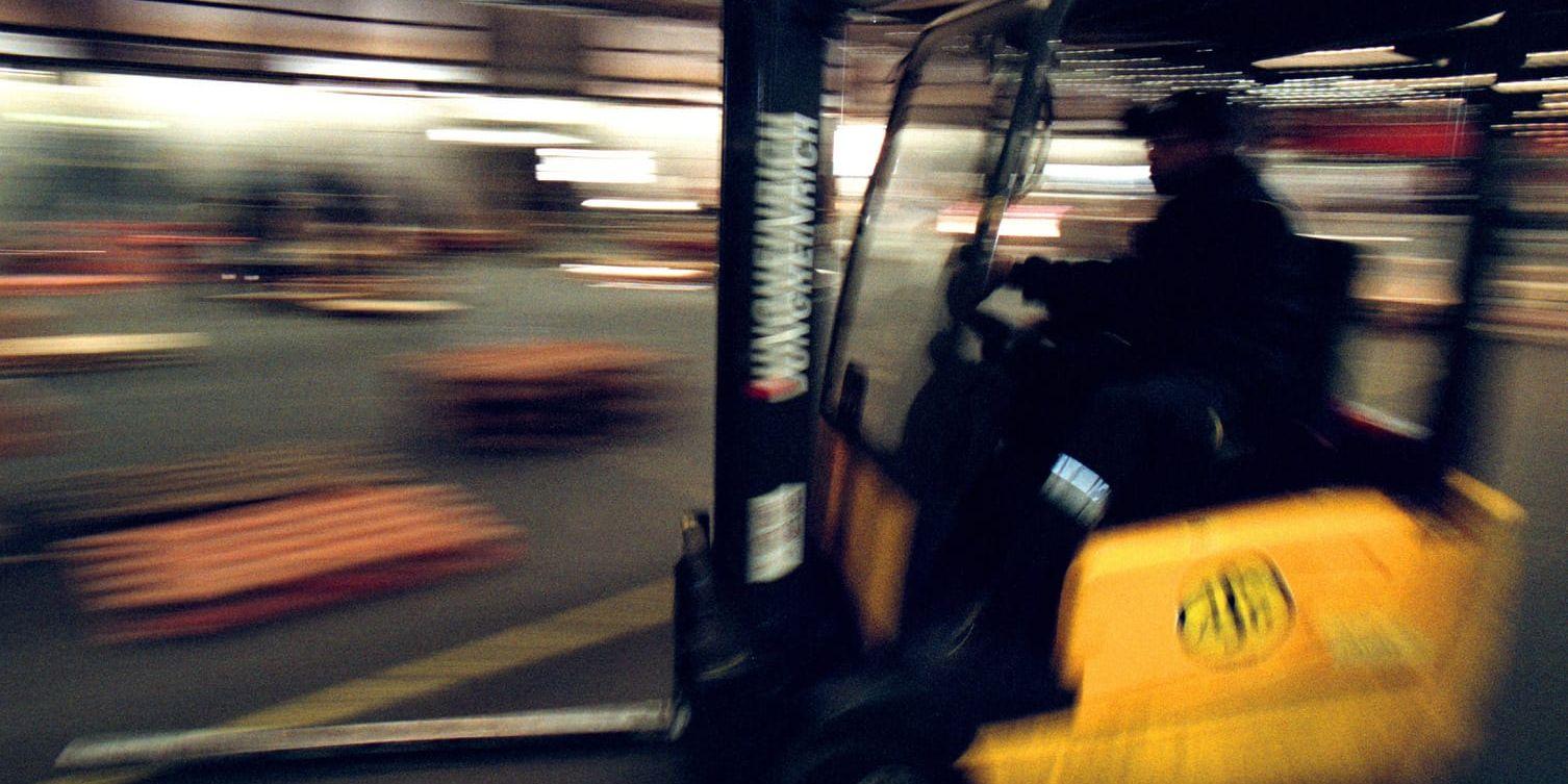 STOCKHOLM 011106 - Interiör från Danzas ASG«s terminal i Västberga strax söder om centrala Stockholm.  På bilden en man i en gul truck.  
Foto Fredrik Persson Kod 1081 
COPYRIGHT SCANPIX SWEDEN