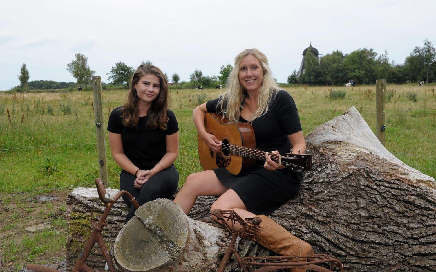 Klara Wallington och Angelica Redlund Carlsson i sin rätta countrymiljö.