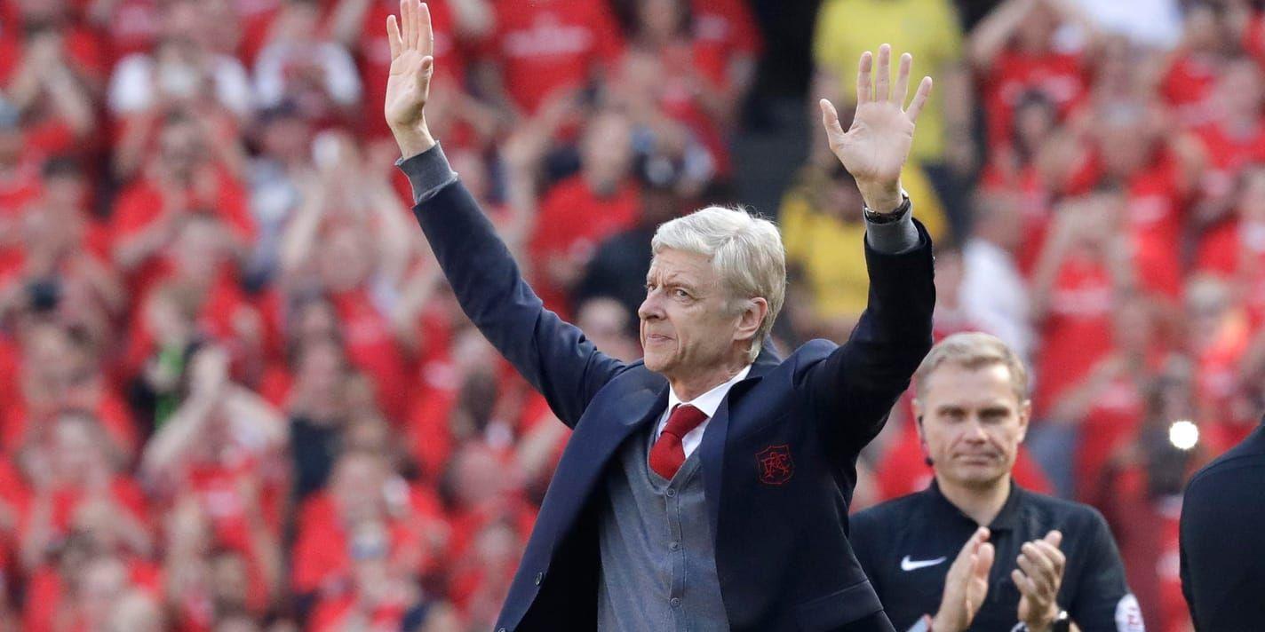 Arsenals franske manager Arsène Wenger vinkar till hemmapubliken på Emirates Stadium i London inför Premier League-mötet med Burnley.