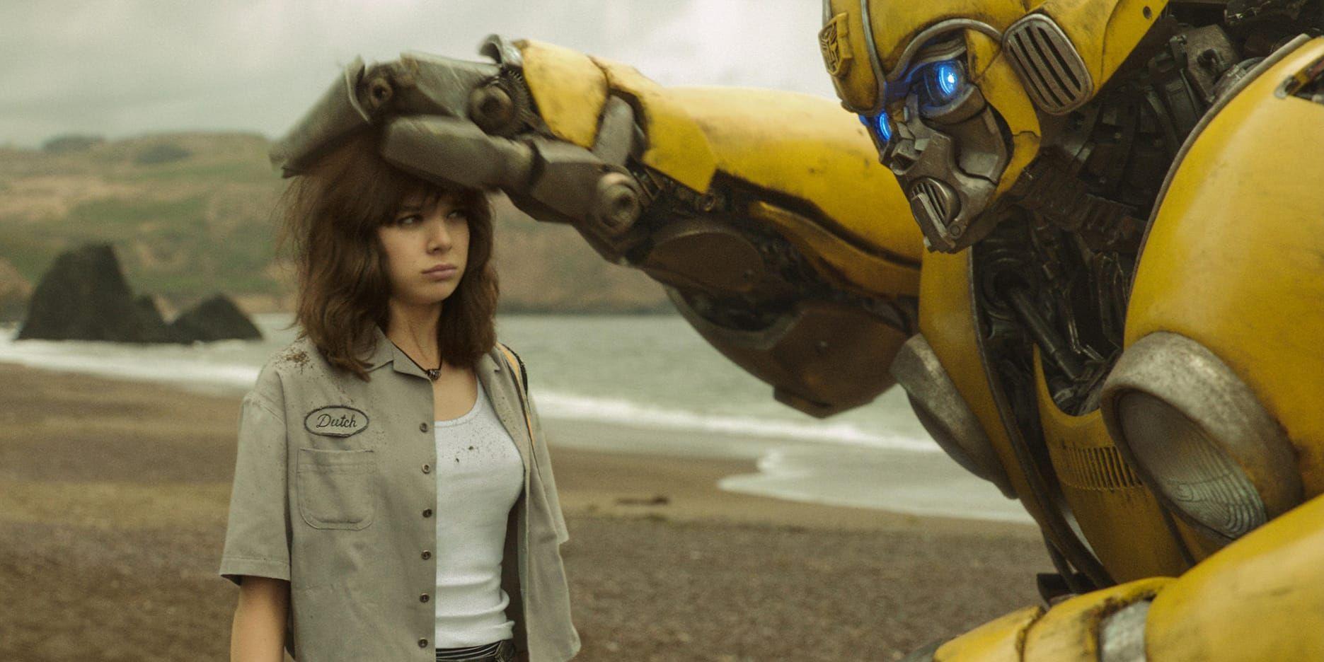 Charlie (Hailee Steinfeld) hittar en robot i sin bil. Eller en bil i sin robot. Pressbild.