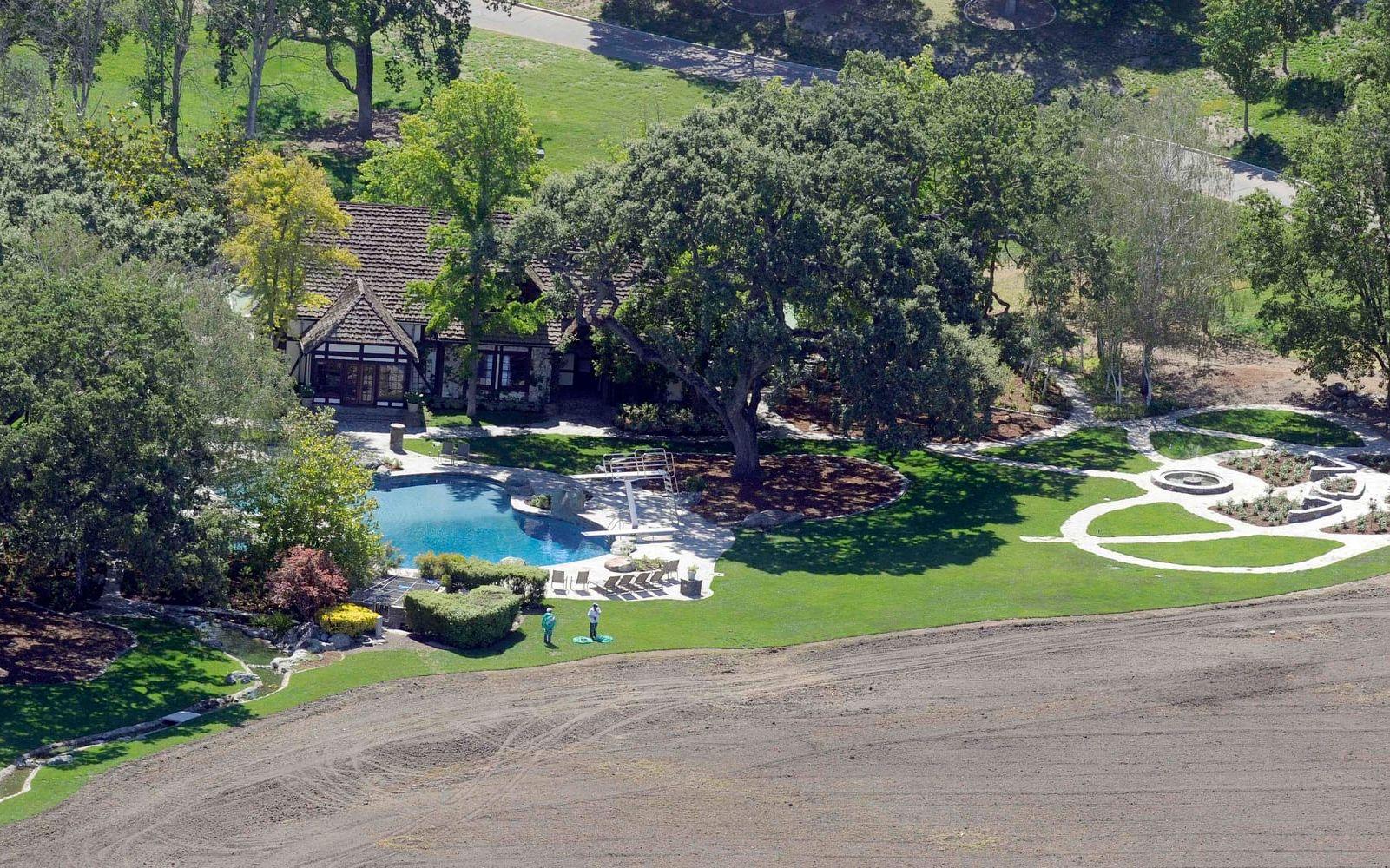 Neverland Ranch in Los Olivos, Kalifornien. Här syns trädgården och poolen från en närliggande kulle i juni 2009.