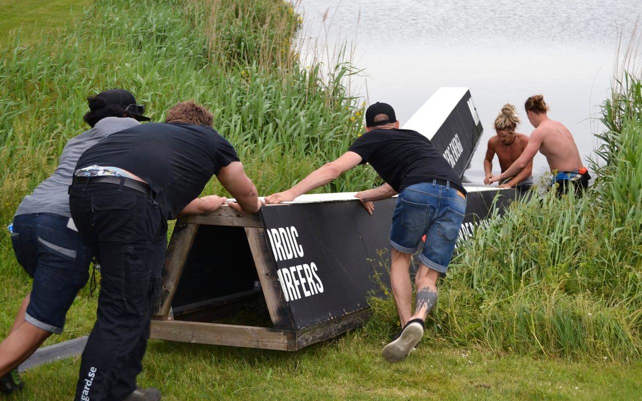 Hallifornia har sett till att Varberg har en Wakeboardpark i Vallgraven som inte bara är öppen under festivalen. Här ”sjösätts” en del av utrustningen.