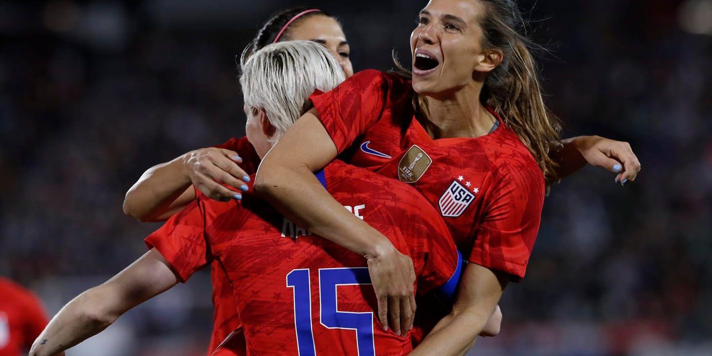 Tobin Heath, t h, Megan Rapinoe (15) och Alex Morgan, i bakgrunden, finns alla med i USA:s trupp till sommarens fotbolls-VM. Arkivbild.