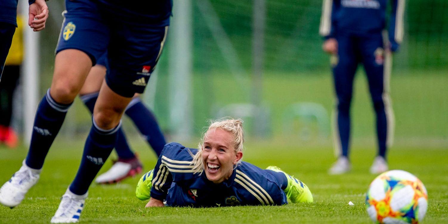 Julia Roddar på fredagens träning under fotbollslandslagets träningsläger inför VM i Frankrike.