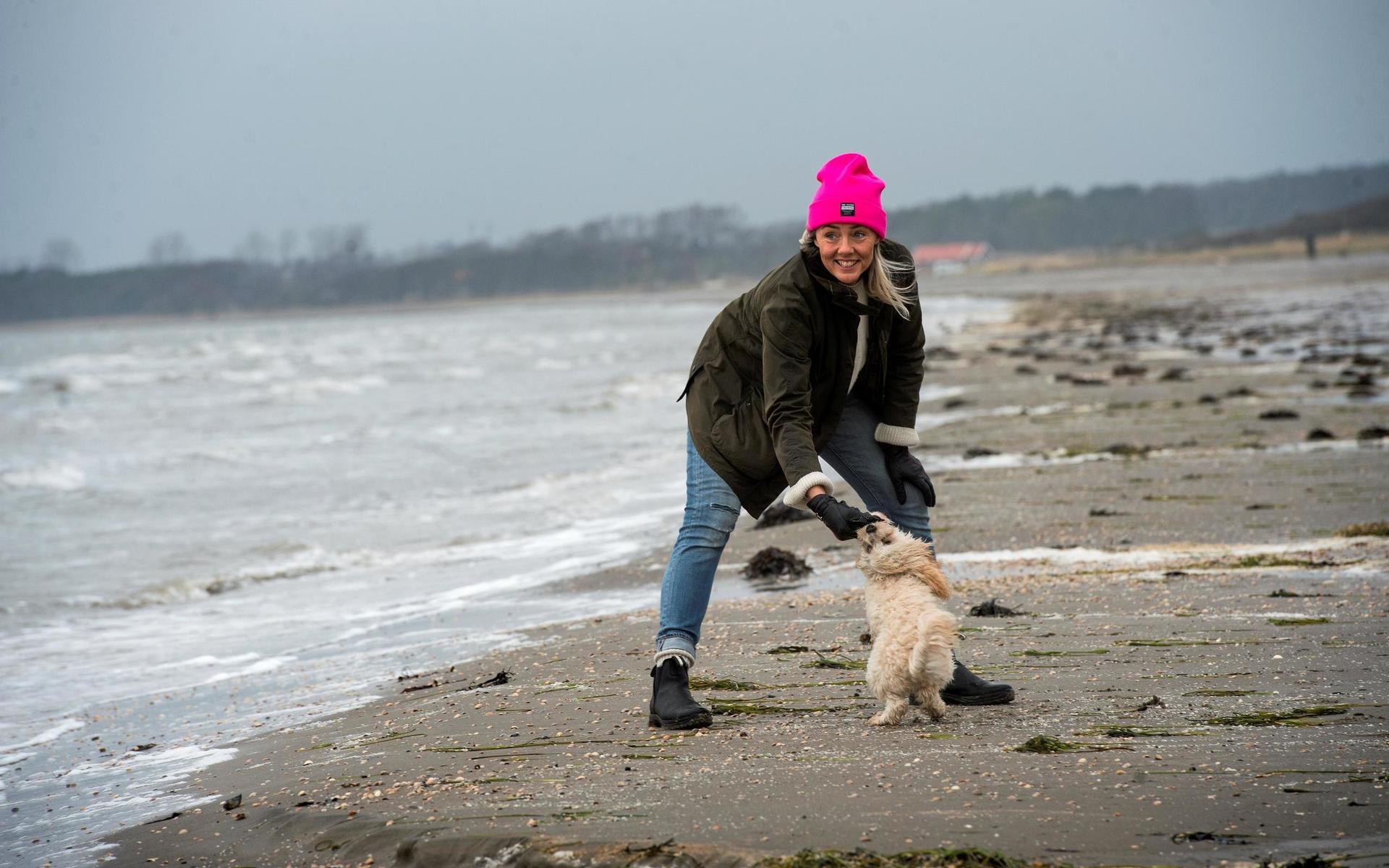 Skådespelerskan Anna Carlsson och hunden Stina.