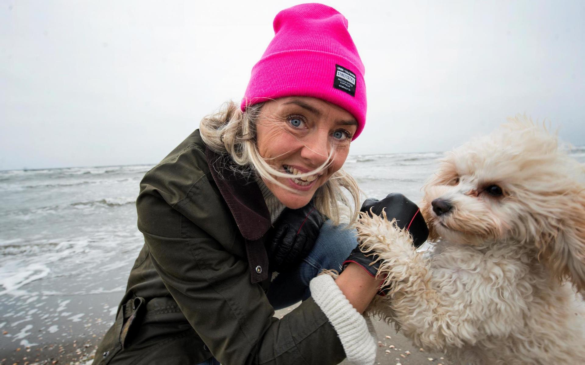 Skådespelerskan Anna Carlsson och hunden Stina.