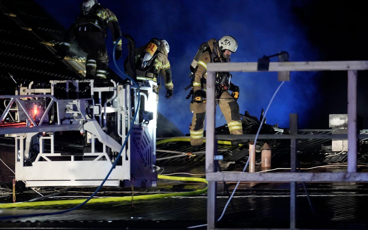 På onsdagskvällen inkom ett larm om en brand i ett flerfamiljshus. Polisen bekräftar att det rör sig om en fullt utvecklad brand.