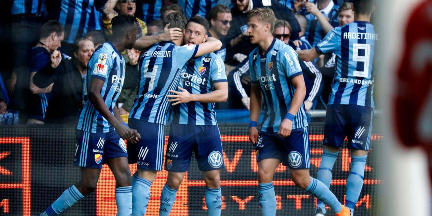 Jacob Une Larsson och Djurgården firar det första av tre mål som man gjorde mot Malmö FF i finalen av Svenska Cupen.