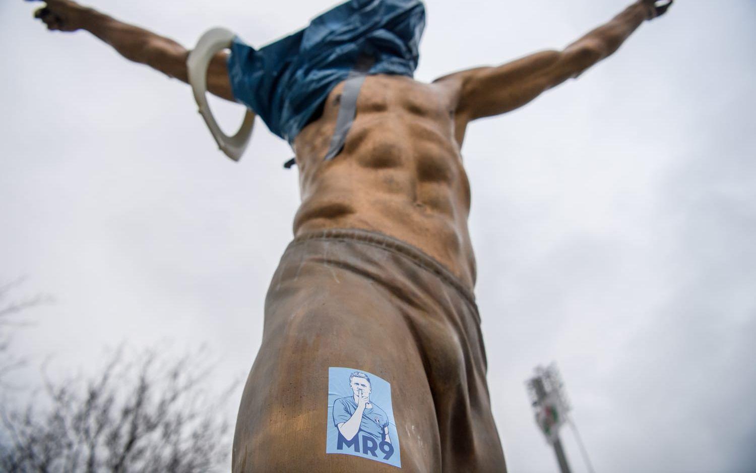 Efter beskedet om Hammarby vandaliserades statyn och fick tas bort helt. 