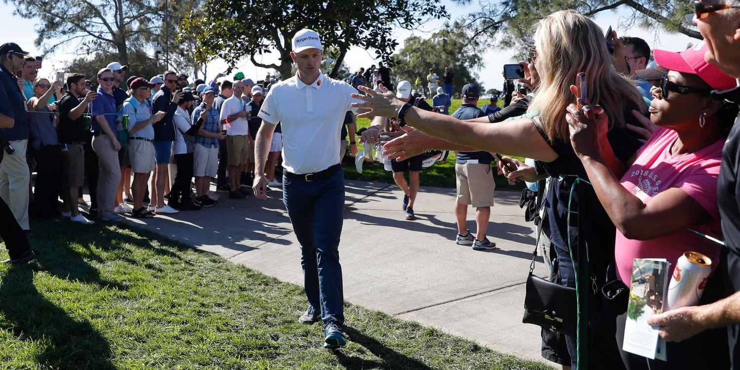 Justin Rose hälsar på publiken i San Diego.