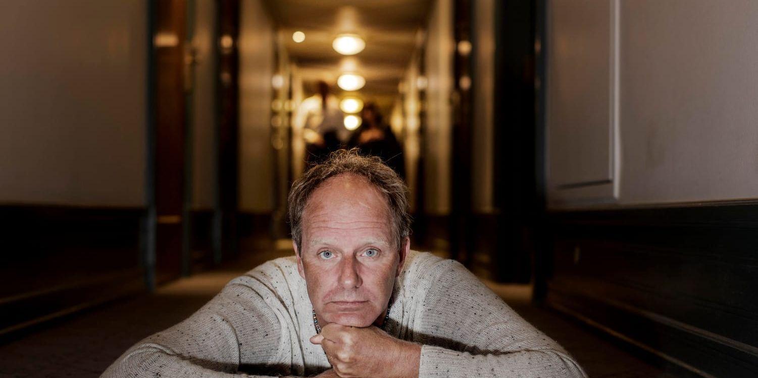 Skräckmästaren John Ajvide Lindqvist är mest känd för sina romaner och novellsamlingar, men sedan debuten med pjäsen "Fem kända musiker döda i seriekrock" (2012) är han också verksam som dramatiker. Hans nya pjäs "De obehöriga" är en av höstens premiärer på Kulturhuset Stadsteatern. Arkivbild.