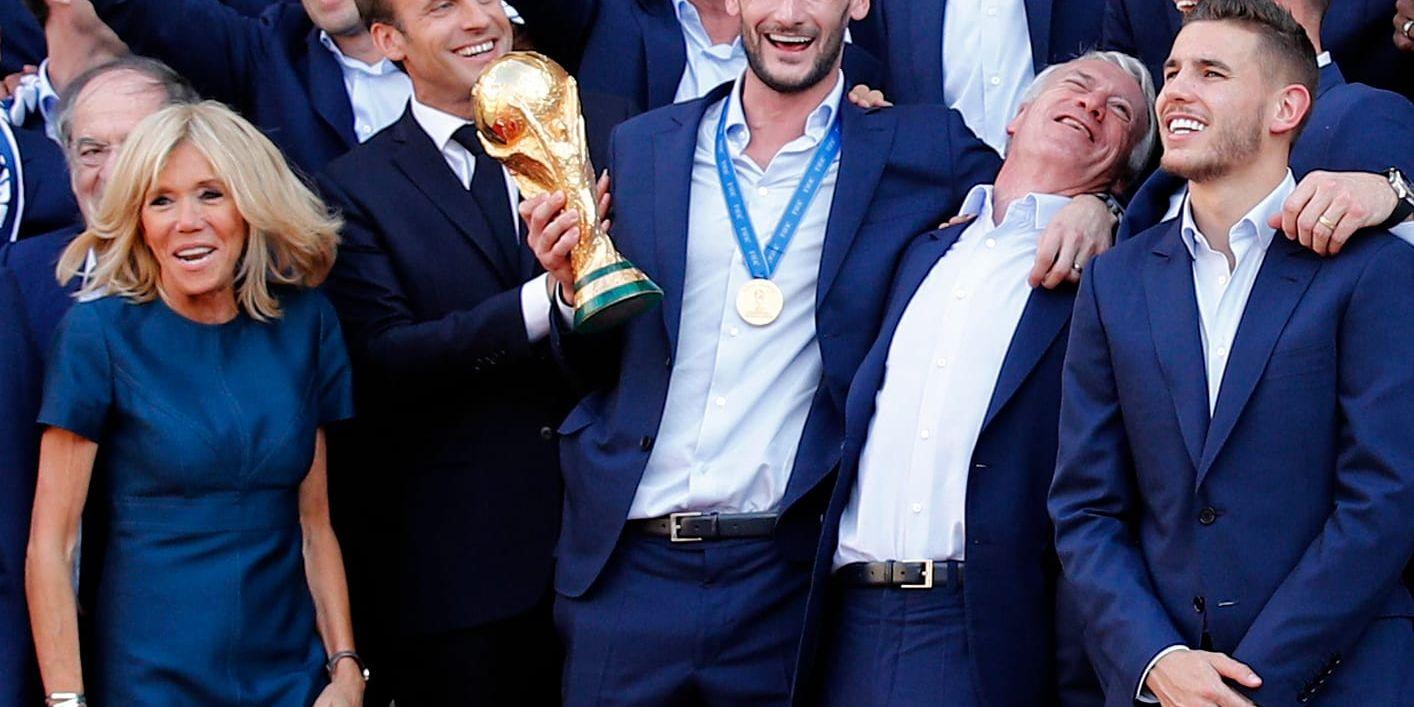 Hugo Lloris, i mitten med VM-bucklan. Arkivbild.