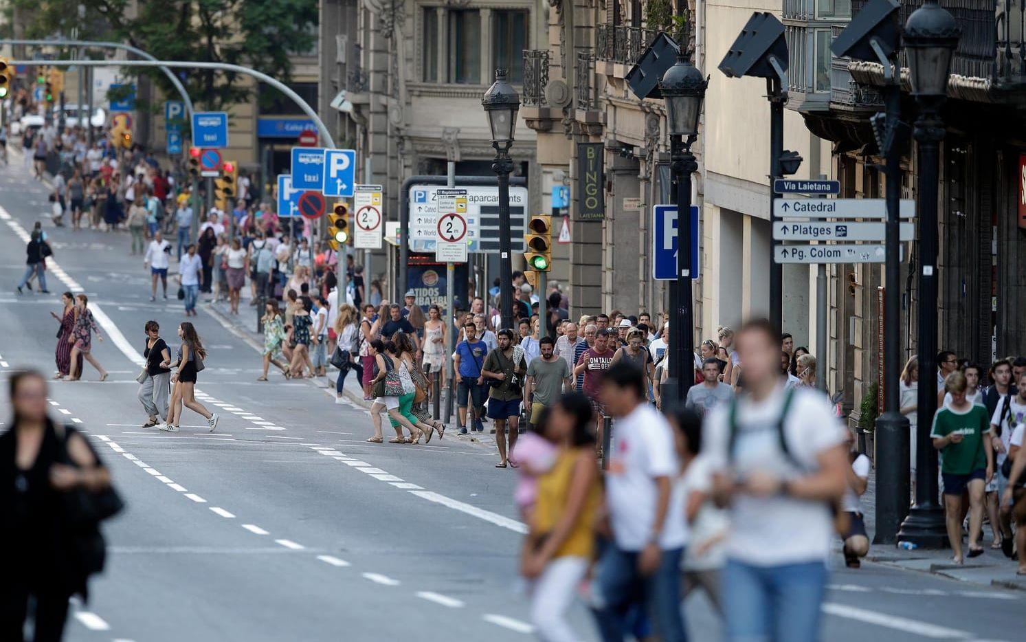 Folk flydde i panik efter att en skåpbil mejat ner människor på Las Ramblas i Barcelona. Bild: TT
