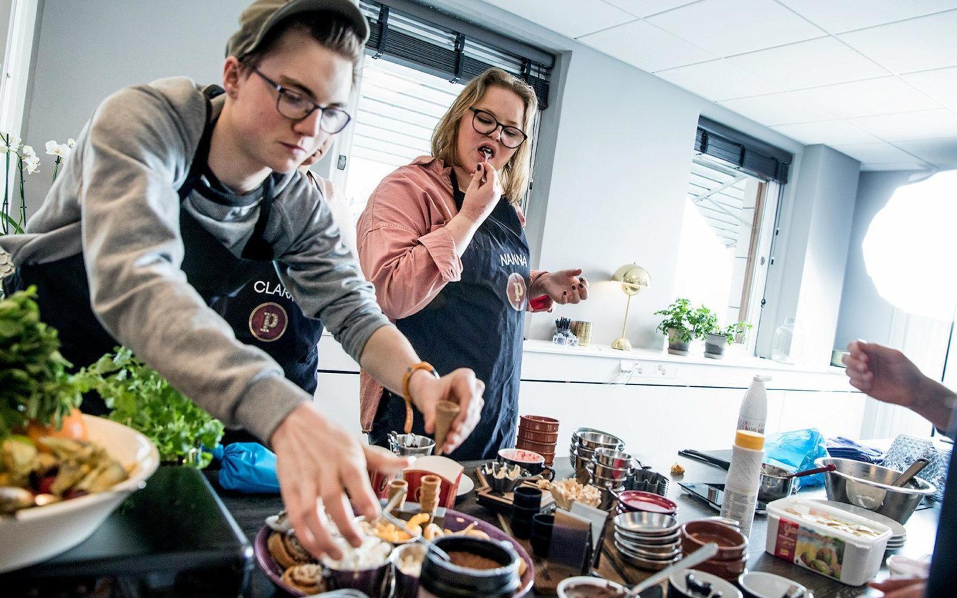 17-åriga Nanna Sandgren (till höger) från Bläshammar var med och valde ut en efterrätt på Pinchos huvudkontor som ska ge pengar till stiftelsen Min Stora Dag.