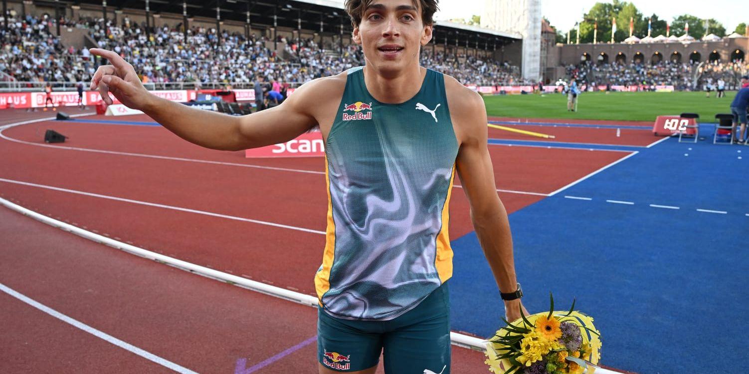 Armand Duplantis efter tävlingen på Stockholms stadion där han hade tre bra försök på världsrekordhöjden 6,25.