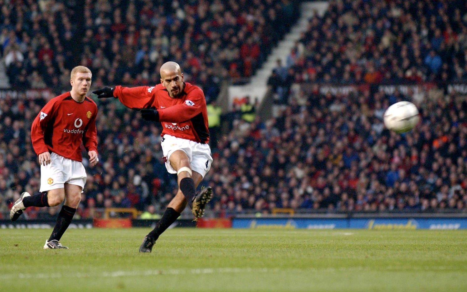 Men i den andra akten var det ombytta roller. Och med kvarten kvar sköt Juan Sebastián Verón 4–3 till Manchester United. Foto: Bildbyrån