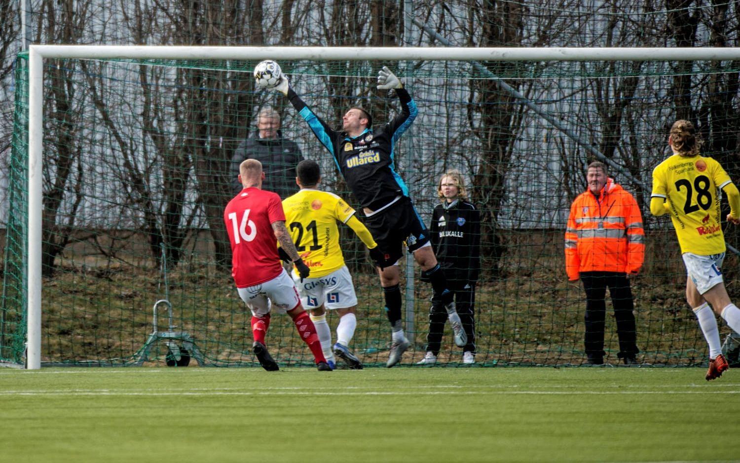 Viktor Noring tippar Victor Edvardsens nick över målet.