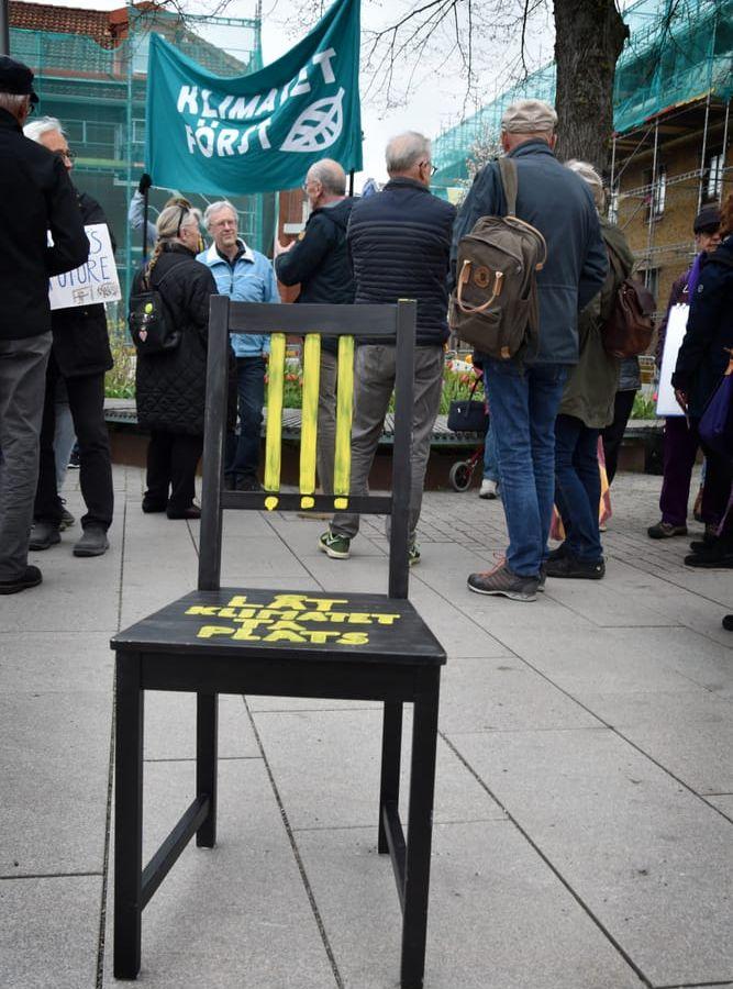 Målade stolar är en del av demonstrationen.