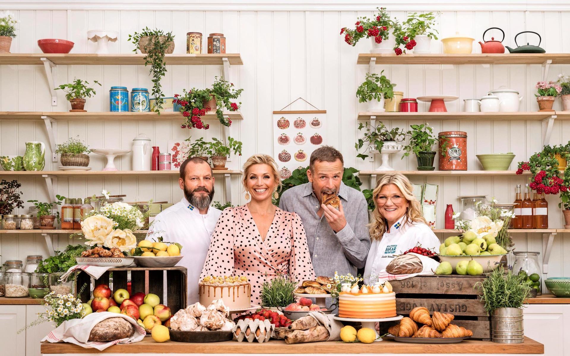 Programledarduon Tina Nordström och Johan Östling i mitten har hjälp av Johan Sörberg och den nya jurymedlemmen Elisabeth Johansson. Bild: Cecilia Möller/TV4