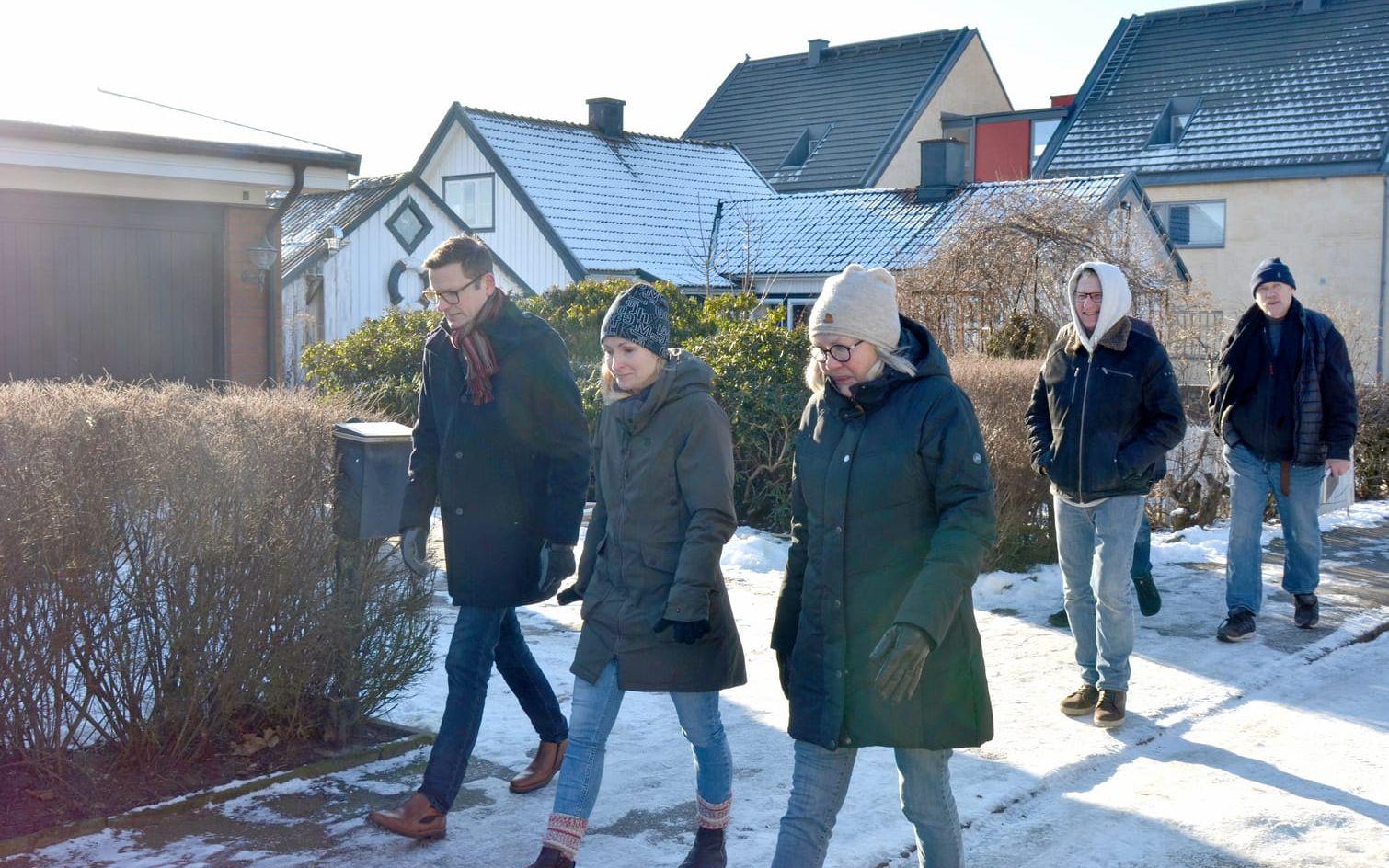 Grannarna Ulf och Helene Bernhardt, Ellinor och Ulf Argentzell, Niklas och Linda Petersson och Lars Kårdal är kritiska till detaljplanen på Arvidstorp.