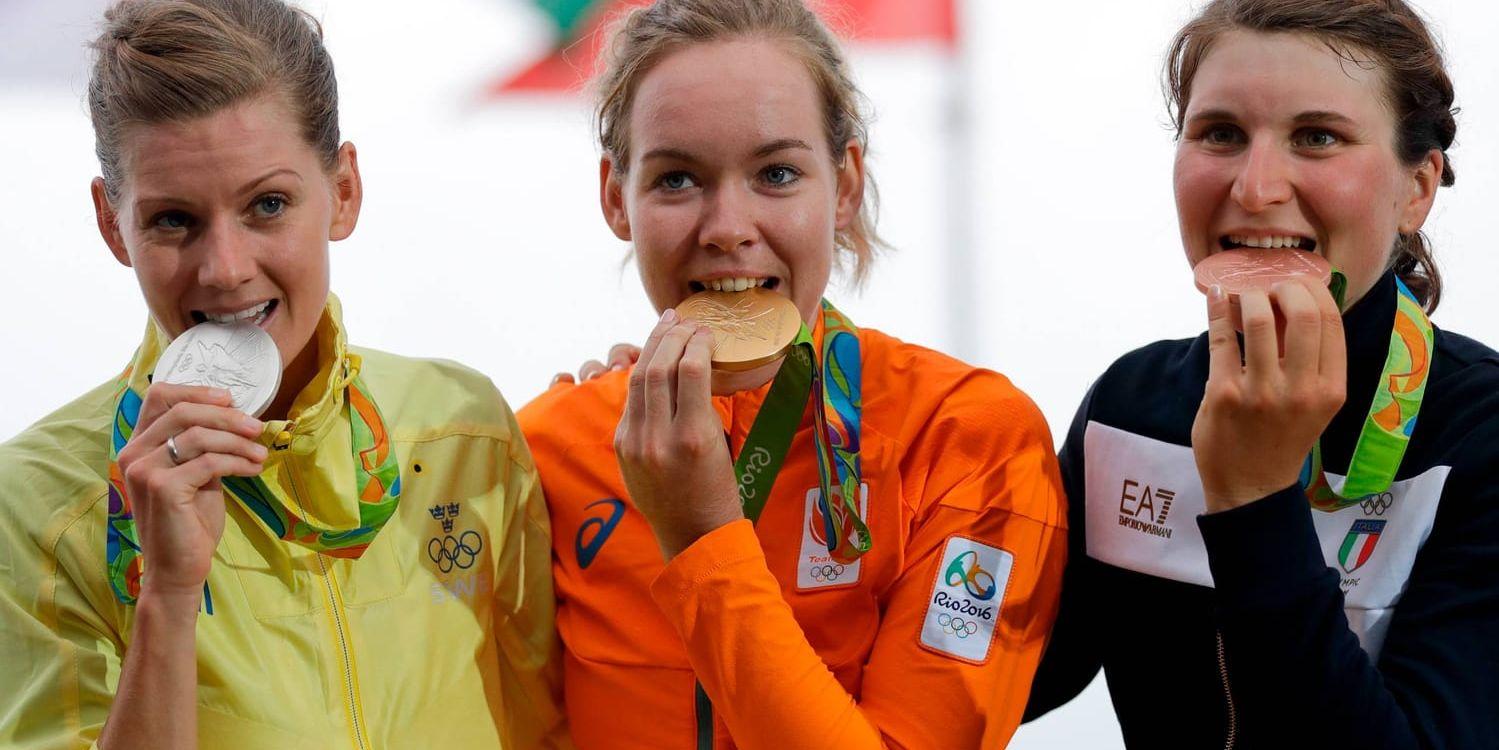 Cyklisten Emma Johansson, till vänster, med silvermedaljen efter linjeloppet vid OS i Rio de Janeiro i fjol. Arkivbild.