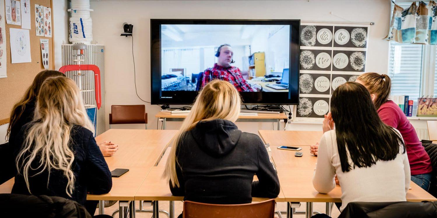 Läraren Fredrik Andersson fjärrundervisar elever vid Bokenskolan i Jokkmokk. Arkivbild.