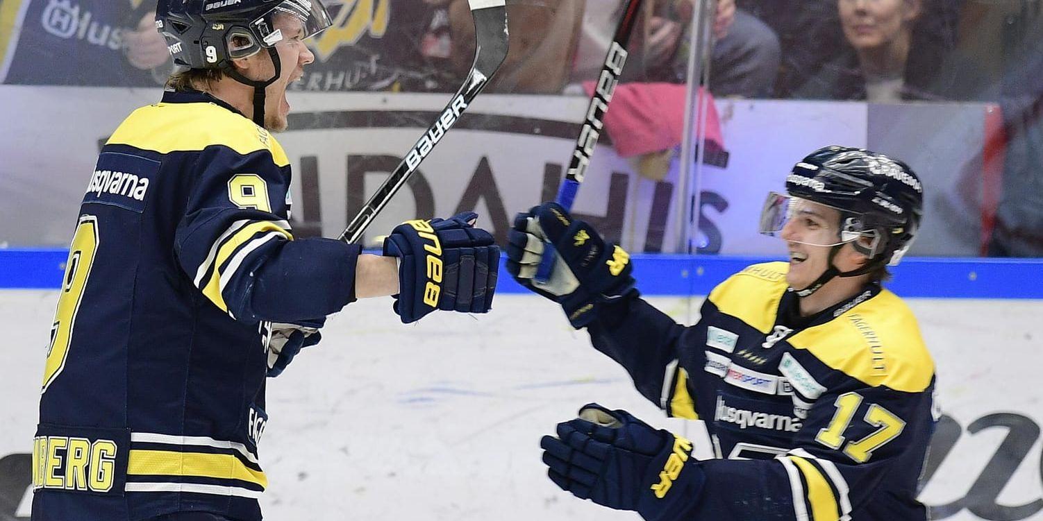 HV71:s Didrik Strömberg jublar med Isac Brännström efter sitt 4-3-mål mot Färjestad.