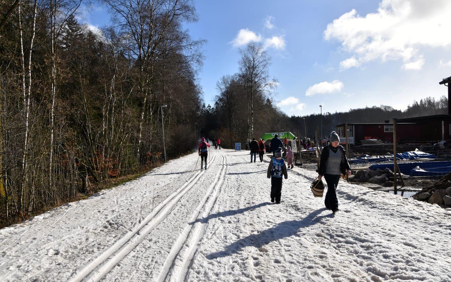 För att minska risken för trängsel i spåren så har man gjort på vissa ställen sett till så att det finns tre spår att åka i. Och det kan behövas förra helgen besöktes anläggningen av omkring 1 000 skidåkare.