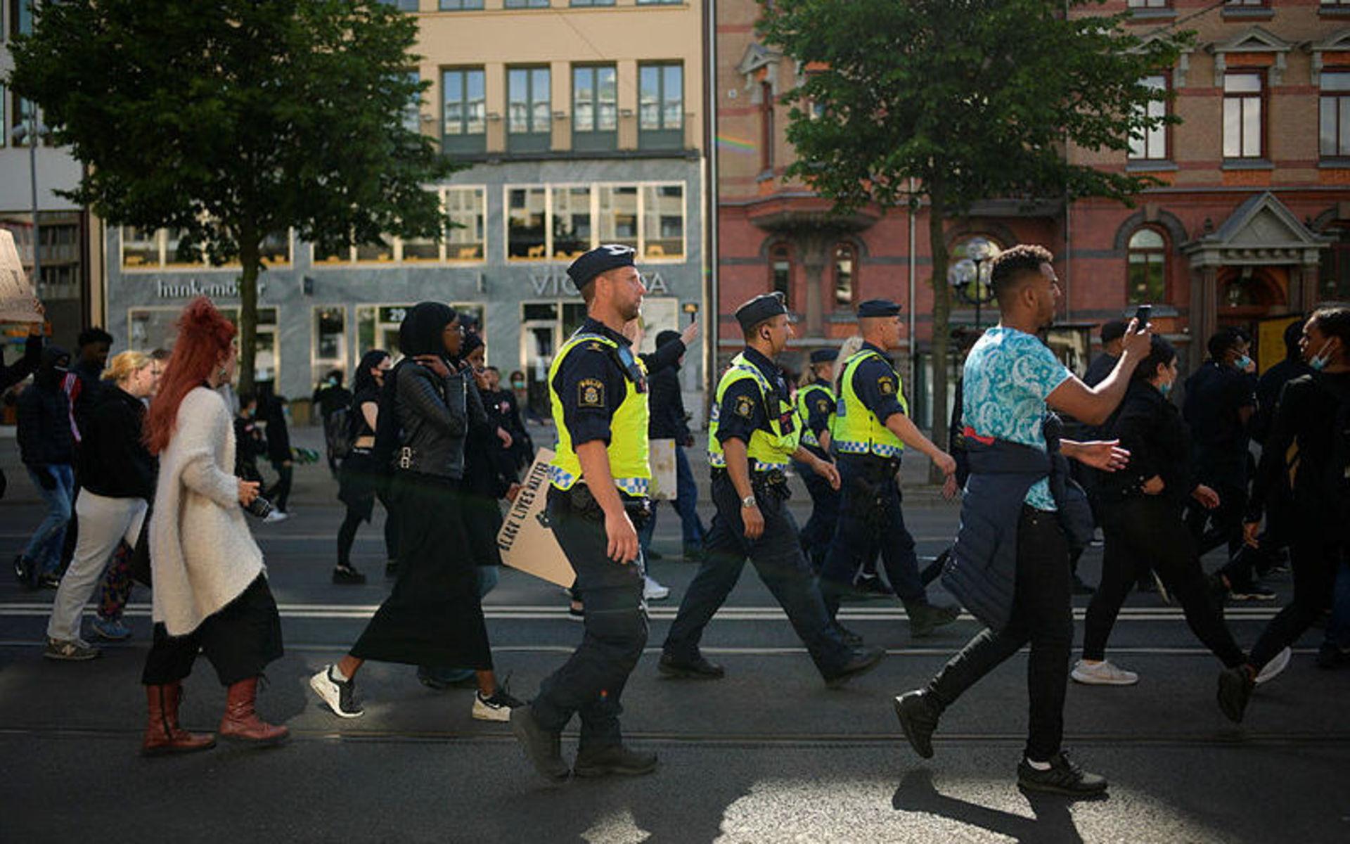 Efter att tåget kommit tillbaka till Heden kastade några personer föremål mot polisen vid Götaplatsen.