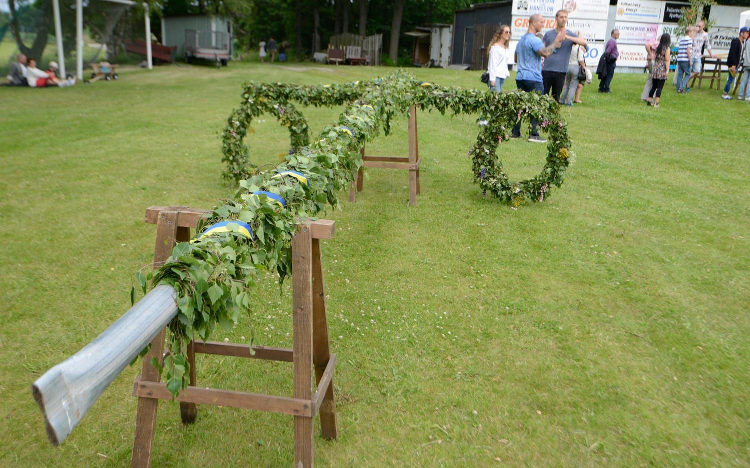 Midsommarstången låg och väntade på att få resas.