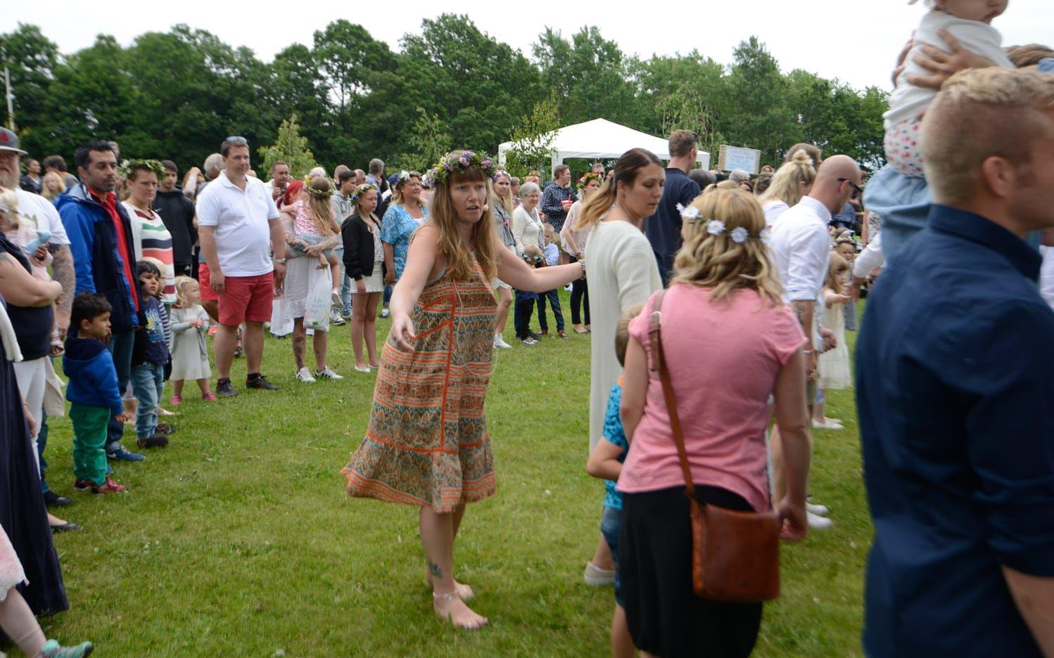 Lekledare Carina Alexandersson tog över showen och styrde upp ringarna kring midsommarstången.